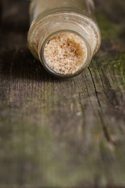 Cam kavanozda pembe Himalaya tuzu  