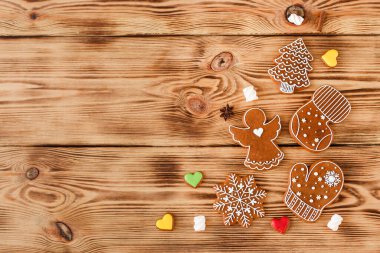 Tahta arka planda zencefilli kurabiye. 