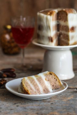 Kremalı beyaz çikolatalı pasta. 