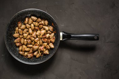 Kızarmış tavuk kalbi üst görünüm