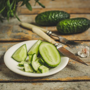 Ahşap zemin üzerinde taze yeşil salatalık