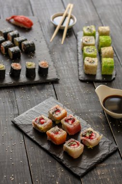 Masada nefis suşi seti, geleneksel Asya mutfağı.