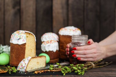 Paskalya pastası ve yumurtalı tatil kompozisyonu