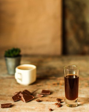 ahşap masa üzerine tarçın ile kahve