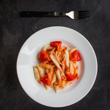 Ketçap kaplı makarna.