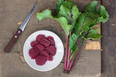 Tabakta dilimlenmiş pancar kökü