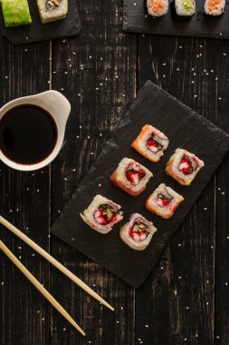 Masada nefis suşi seti, geleneksel Asya mutfağı.