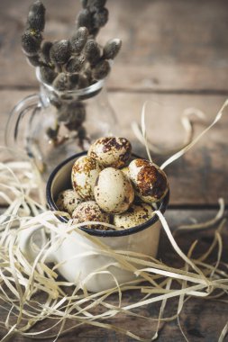 Metal bardakta bıldırcın yumurtası 