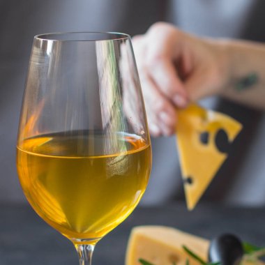 Peynirli beyaz şarap.