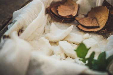 Nane yapraklı hindistan cevizi parçaları