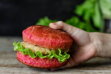Kırmızı burger, etli sandviç ve pembe çörek.