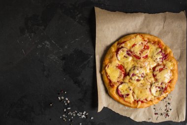 Ev yapımı salamlı ve peynirli pizza. 