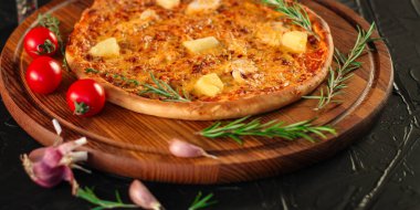 Tahtadaki pizza. Kapatın.