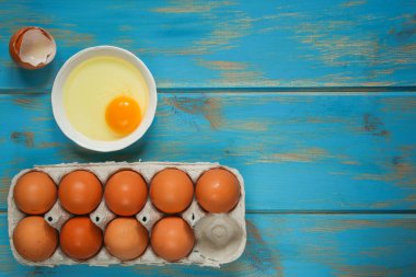 Mavi ahşap arka planda bir kutuda yumurtalar. Üst Manzara. Metin için boş alan. 