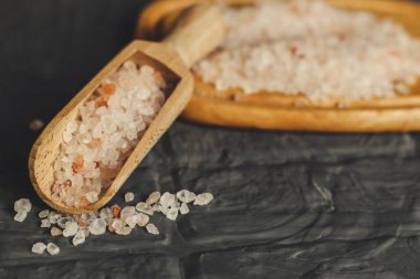 pink salt of Himalayan (large crystals of salt)