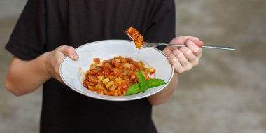 Ellerinizi kapayın ve ellerinizi yahni ile doldurun.