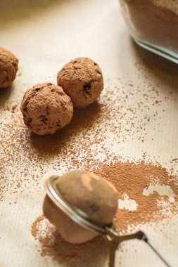 Masada nefis ev yapımı çikolatalı trüf mantarı var.