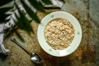 Yulaf gevreği, mısır gevreği, yulaf ezmesi, menü konsepti. yiyecek arka planı. 