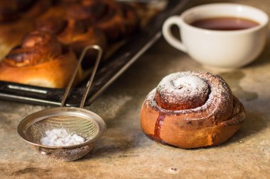 Taze pişmiş tarçınlı çörekleri yakın çekin.