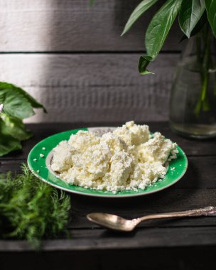 Taze otlu süzme peynir.