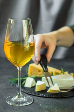 Peynirli beyaz şarap.