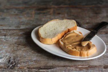 kaju ezmesi tatlı tatlı tatlı porsiyon hazır yemek atıştırmak için masa fotokopisi arka plan kırsalında. en üstteki görünüm