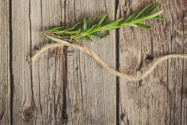 Ahşap arka planda taze yeşil biberiye
