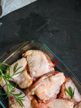 Siyah arka planda baharatlı ve otlu çiğ tavuk. yakın çekim görünümü.