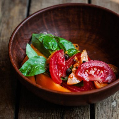 Fesleğen ve domates yakın.