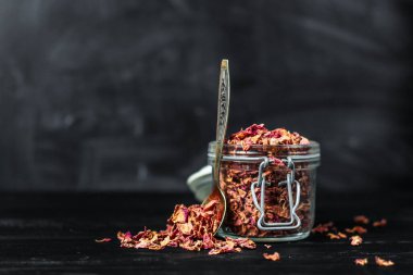 Kavanozda yapraklı çay yakın.