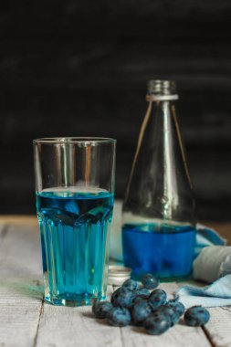  Yabanmersinli mavi limonata. Yakın çekim - dut tadı için