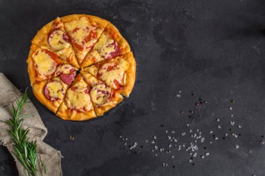 Ev yapımı salamlı ve peynirli pizza. 