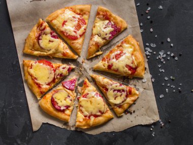 Ev yapımı salamlı ve peynirli pizza. 