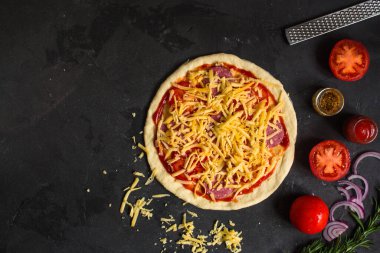 Ev yapımı pizza hazırlama malzemelerinin üst görünümü