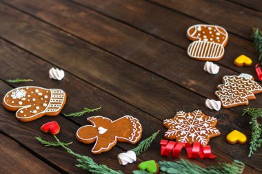 Tahta arka planda zencefilli kurabiye. 