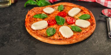 Siyah arka planda mozzarella, fesleğen ve sebzeli pizza. Yakın çekim görüntüsü. Boşluğu kopyala