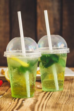 Naneli ve limonlu limonata.