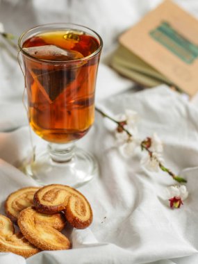 Ahşap masa arkasında bir fincan çay, yakın çekim manzarası.