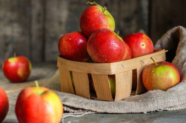 Olgun kırmızı elmalar.