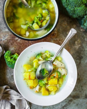 Brokoli ve tavuklu çorba.