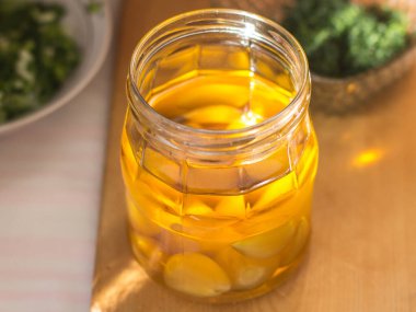 Cam kavanozda sarımsaklı yağ. Yaklaş.