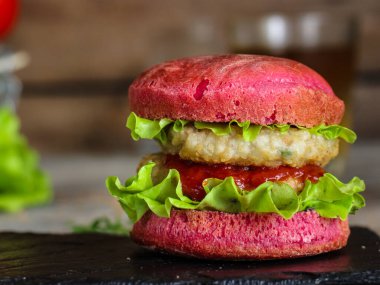 Kırmızı burger, etli sandviç ve pembe çörek.