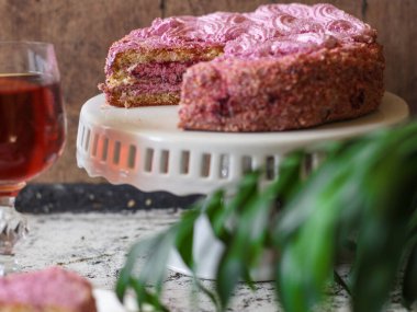 Pembe kremalı ve dutlu turtayı kapat.