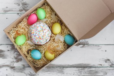 Paskalya pastası ve paskalya yumurtası şenlikli tatlı ikram, kırsal arka plan