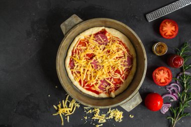 Ev yapımı pizza hazırlama malzemelerinin üst görünümü