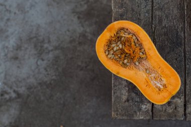 Kırsal arka planda taze organik balkabağı, yakın plan görüntüsü