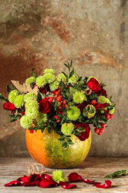 Kırsal arka planda balkabağında çiçekler olan buket.