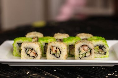 Masada nefis suşi seti, geleneksel Asya mutfağı.