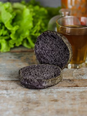 Siyah burger. Yaklaş.