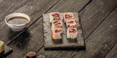 Masada nefis suşi seti, geleneksel Asya mutfağı.